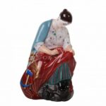 SCULPTURE WEAVING A FLAG